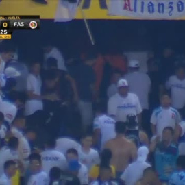 Una estampida en el estadio Cuscatlán de El Salvador causa la muerte de 12 personas