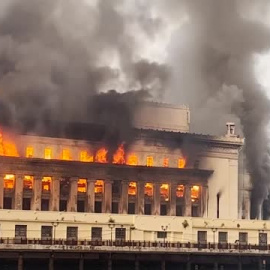 Un gran incendio destruye un edificio histórico del centro de Manila