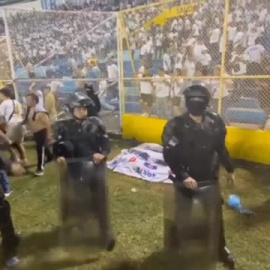 Investigan si hubo sobreventa de entradas en el partido que acabó en tragedia en El Salvador