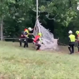 Rescatan en helicóptero a una vaca con una pata rota en las montañas de Cantabria