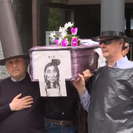 Funcionarios de Valladolid escenifican "el entierro de la Justicia"