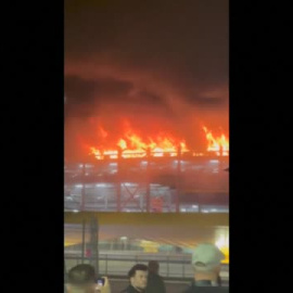 Un incendio en el aeropuerto londinense de Lutton, obliga a suspender los vuelos toda la mañana