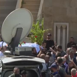 Cientos de personas asisten al funeral por el periodista de Reuters Issam Abdallah