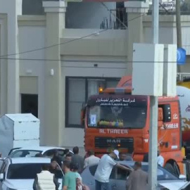 Los camiones con ayuda se agolpan en el paso de Rafah a la espera de que se implemente el corredor humanitario
