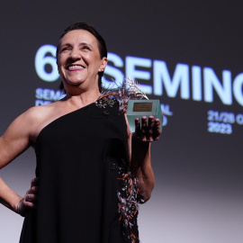 Blanca Portillo, visiblemente emocionada al recoger la Espiga de Honor de Seminci