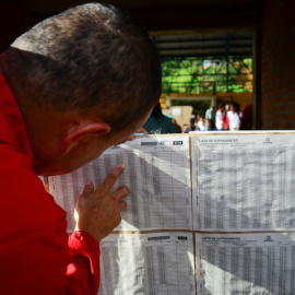 Una persona consulta sus datos para votar en un colegio electoral en Suárez.