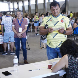 Ciudadanos colombianos residentes en España ejercen su derecho al voto durante la jornada de elecciones de Colombia en el Centro de Convenciones de Casa de Campo en Madrid este domingo.