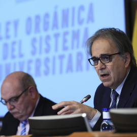 El ministro de Universidades, Joan Subirats (d) y el secretario general de Universidades, José Manuel Pingarrón Carrazón (i) presentan el nuevo borrador del anteproyecto de Ley Orgánica del Sistema Universitario este lunes en la sede del Mi