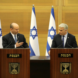 20/06/2022-El primer ministro israelí, Naftali Bennett y el ministro de Asuntos Exteriores, Yair Lapid, hacen una declaración a los medios de comunicación en la Knesset, en Jerusalén, el 20 de junio