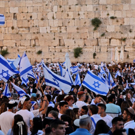 Los manifestantes se reúnen con banderas israelíes en el Muro Occidental en la ciudad vieja de Jerusalén el 29 de mayo de 2022, durante la 'marcha de banderas' israelí para conmemorar el "Día de Jerusalén".