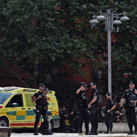 Negociadores de la Policía Nacional tratan de convencer al hombre que se ha atrincherado con su hija menor de edad en Coslada (Madrid) de que deponga su actitud y deje salir a la niña.