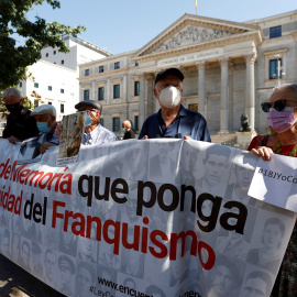 18/07/2021.- Miembros de asociaciones memorialistas y en favor de la memoria histórica se han concentrado este domingo, 18 de julio, en las puertas del Congreso para reclamar una condena al franquismo y una ley de memoria democrática coinci