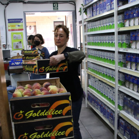 11/05/2022 - Voluntàries col·loquen aliments al rebost solidari de Gràcia.