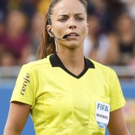 Huerta de Aza se convierte en la primera española en arbitrar un partido de la Eurocopa.  FIFA
