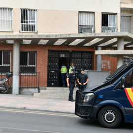 (7/7/22) Varios agentes de Policía Nacional en la puerta de una vivienda donde se ha realizado un registro policial, a 7 de julio de 2022, en Ceuta (Archivo).