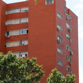 Negociadores de la Policía Nacional siguen intentando convencer al hombre que permanece atrincherado con su hija menor de edad en Coslada (Madrid) de que deponga su actitud y deje salir a la niña.