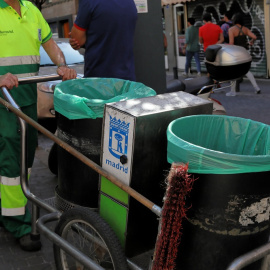 19/07/2022. Un barrendero del Ayuntamiento de Madrid, empuja su carro de la limpieza mientras trabaja en una calle del centro de la ciudad, a 8 de septiembre de 2019.