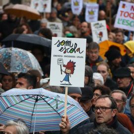 Imatge d'arxiu d'un rètol exhibit en una manifestació en defensa de la immersió lingüística en català a l'escola.