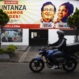 Un hombre pasa frente a la sede de campaña del candidato Gustavo Petro, en Bucaramanga (Colombia).