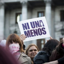 Una mujer levanta un cartel de 'Ni una menos' durante una concentración / EFE / Archivo