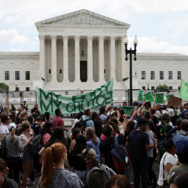 Cientos de personas protestan ante la sede del Tribunal Supremo de EEUU, en Washington, contra la decisión de revocar la constitucionalidad del derecho al aborto.