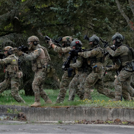 Los soldados participan en el entrenamiento 'Flaming Sword' llevado a cabo por las tropas aliadas de la OTAN, durante una gira mediática de las operaciones especiales en Klaipeda, Lituania, el 11 de mayo de 2022.