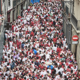 Decenas de personas en una de las calles de Pamplona, el día de la inauguración de las Fiestas de San Fermín 2022, a 6 de julio de 2022, en Pamplona, Navarra (España).