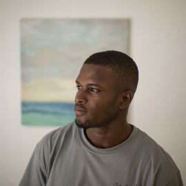 Emmanuel Chukwu en la sede de la ONG Rescate, de Madrid, especializada en refugiados LGTBIQ+.