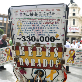 22/05/2022. -Una pancarta con el número estimado de bebes desaparecidos (330.000) durante una concentración de víctimas por el robo de bebés en España. Isabel Infantes / Europa Press