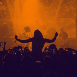 Una mujer disfruta de un concierto, en una imagen de archivo