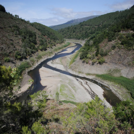 Recorrido del embalse de Grandas de Salime con poco caudal, a 26 de agosto de 2022, en Negueira de Muñiz, Lugo, Galicia.