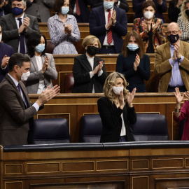 03/02/2022.- El presidente del Gobierno, Pedro Sánchez, la vicepresidenta segunda, Yolanda Díaz, y la ministra de Hacienda, María Jesús Montero, aplauden en el Congreso. Eduardo Parra / Europa Press