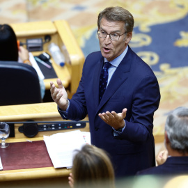 06/09/2022.- El líder del PP, Alberto Núñez Feijóo (c), recibe una ovación de la bancada popular tras su intervención en el pleno del Senado celebrado este martes en Madrid. El cara a cara en el Senado entre el presidente del Gobierno, Pedr