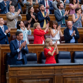 14/07/2022.- El presidente del Gobierno, Pedro Sánchez, y la vicepresidenta segunda, Yolanda Díaz, aplauden en el Congreso. Alberto Ortega / Europa Press