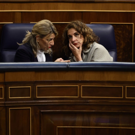 La vicepresidenta segunda y ministra de Trabajo, Yolanda Díaz, y la ministra de Hacienda y Función Pública, María Jesús Montero, conversan en sus escaños del Congreso de los Diputados. E.P./Eduardo Parra