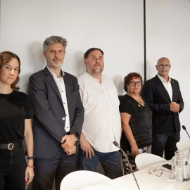 El abogado Andreu Van den Eynde (2i); el presidente de ERC, Oriol Junqueras (c); la exconsejera de la Generalitat Dolors Bassa (2d), y el exconseller Raül Romeva (1d) posan en la presentación de la estrategia de ERC en el TEDH de Estrasburg