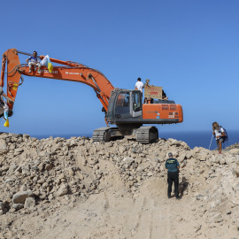 Activistas atrincherados en una de las palas de las obras del Puertito de Adeje.