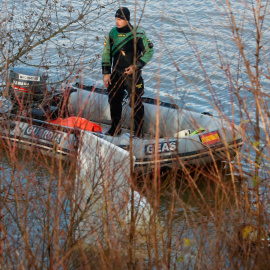 Un guardia civil en la búsqueda del piloto desaparecido en el río Duero, a 21 de diciembre de 2022, en Villamarciel, Valladolid, Castilla y León (España)