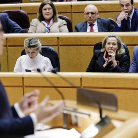 El presidente del Gobierno, Pedro Sánchez, escucha al líder del PP, Alberto Núñez Feijóo, el pasado martes en el Senado.