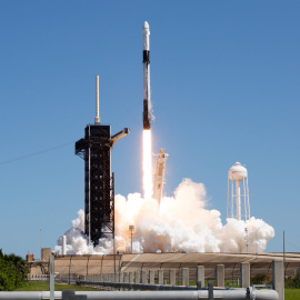 - Fotografía cedida por la NASA donde se aprecia el cohete Falcon 9 de SpaceX que transporta la nave espacial Crew Dragon de la compañía mientras despega en la Misión Axiom 1 (Ax-1) a la Estación Espacial Internacional hoy viernes 8 de abri