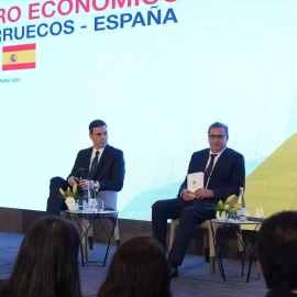 El presidente de Gobierno, Pedro Sánchez (i), y el primer ministro marroquí, Aziz Akhannouc (d), en el acto de clausura del Foro Empresarial España-Marruecos, que se celebra en el marco de la XII Reunión de Alto Nivel Marruecos-España, en e