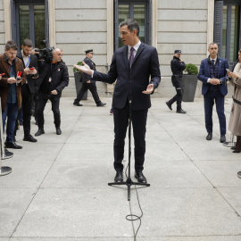 06/12/2022.- El presidente del Gobierno, Pedro Sánchez se dirige a los medios de comunicación tras asistir al acto institucional del Día de la Constitución, este martes, en el Congreso de los Diputados. EFE/Chema Moya