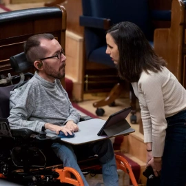 09/02/2023.- La ministra de Derechos Sociales, Ione Belarra, conversa con el portavoz de Unidas Podemos, Pablo Echenique, a su llegada al pleno del Congreso de los Diputados este jueves. EFE/ Fernando Villar
