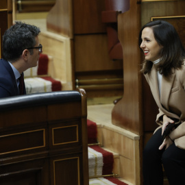14/12/2022.- La ministra de Derechos Socialies, Ione Belarra, y el ministro de Presidencia, Félix Bolaños, durante la sesión de control del Gobierno celebrada este miércoles en el Congreso en Madrid. EFE/ Mariscal