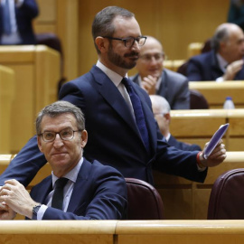 22/12/2022.- El senador Javier Maroto (PP) (de pie) y el líder del PP, Alberto Núñez Feijòo, fotografiados durante el pleno celebrado este jueves en el Senado en Madrid. El pleno del Senado debate y vota este jueves la derogación de la sedi