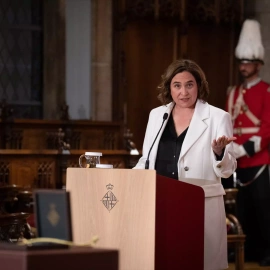 La alcaldesa de Barcelona, Ada Colau, interviene en el acto de entrega de la Medalla d'Or al Mèrit Esportiu a la deportista Laia Palau, a 11 de abril de 2023, en Barcelona, Catalunya (España)