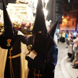 Nazarenos durante la procesión de la Real Cofradía Nuestro Padre Jesús Nazareno, a 3 de abril de 2023, en Bilbao.