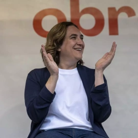 La alcaldesa de Barcelona y candidata de BComú a la reelección, Ada Colau, aplaude durante un mitin, en plaza Major Nou Barris, a 13 de mayo de 2023