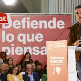 16/04/2023.- El secretario general del PSOE y presidente del Gobierno, Pedro Sánchez, interviene en la jornada de clausura de la Conferencia Municipal del PSOE, este domingo en Valencia. EFE/Kai Forsterling