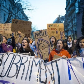 Miles de mujeres protestan con carteles durante la manifestación convocada por 8M en Girona.